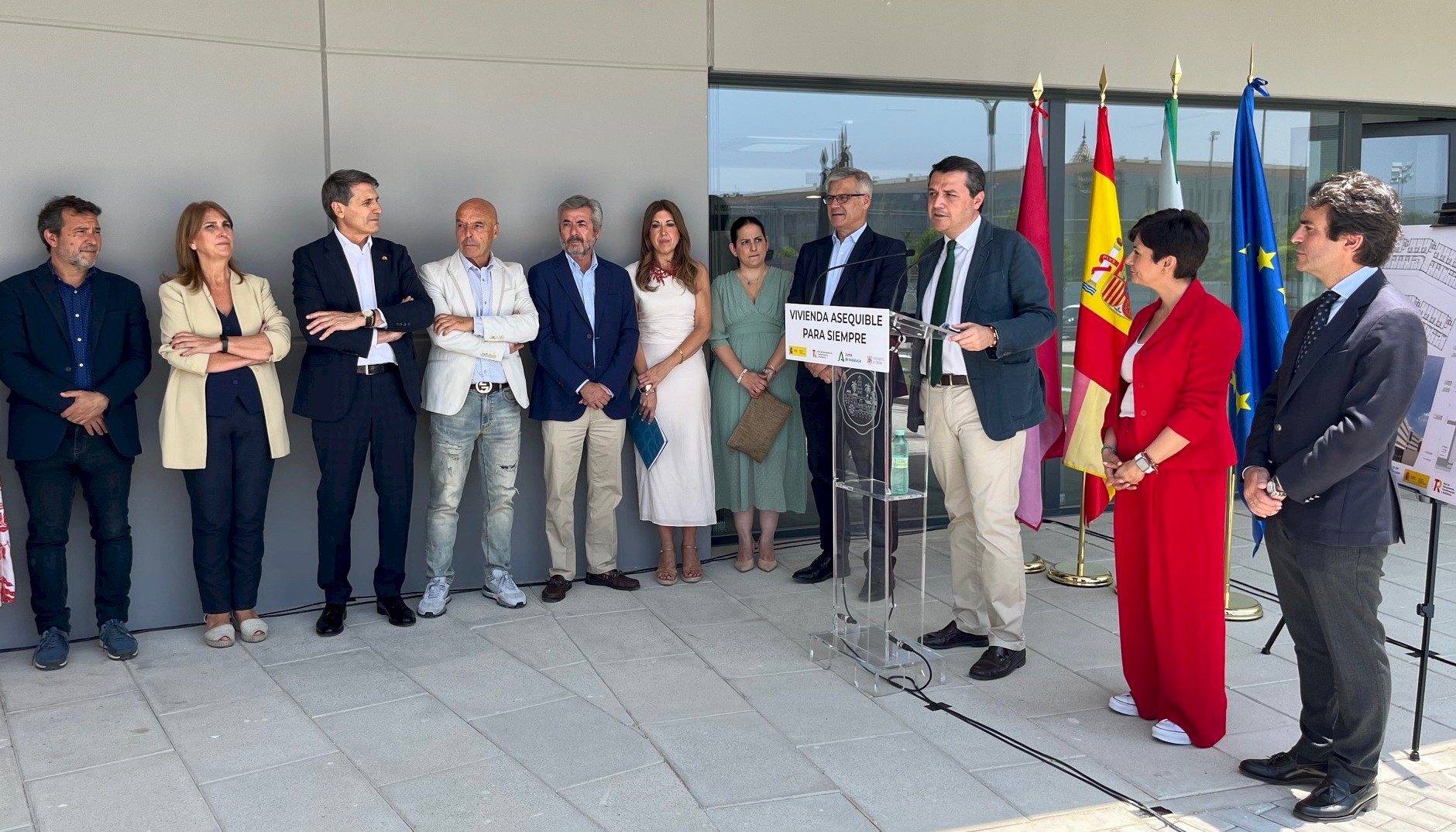 Visita de las autoridades a la II Fase de los Alojamientos de Sama Naharro