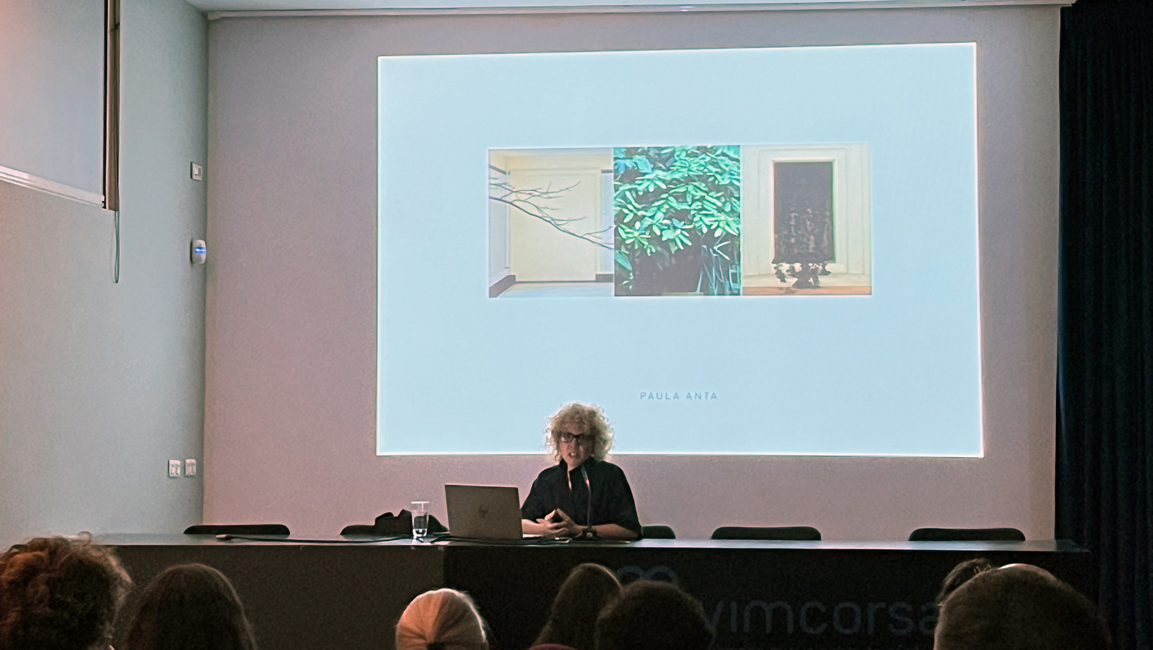 La artista Paula Anta presenta su trabajo en el salón de actos de Vimcorsa